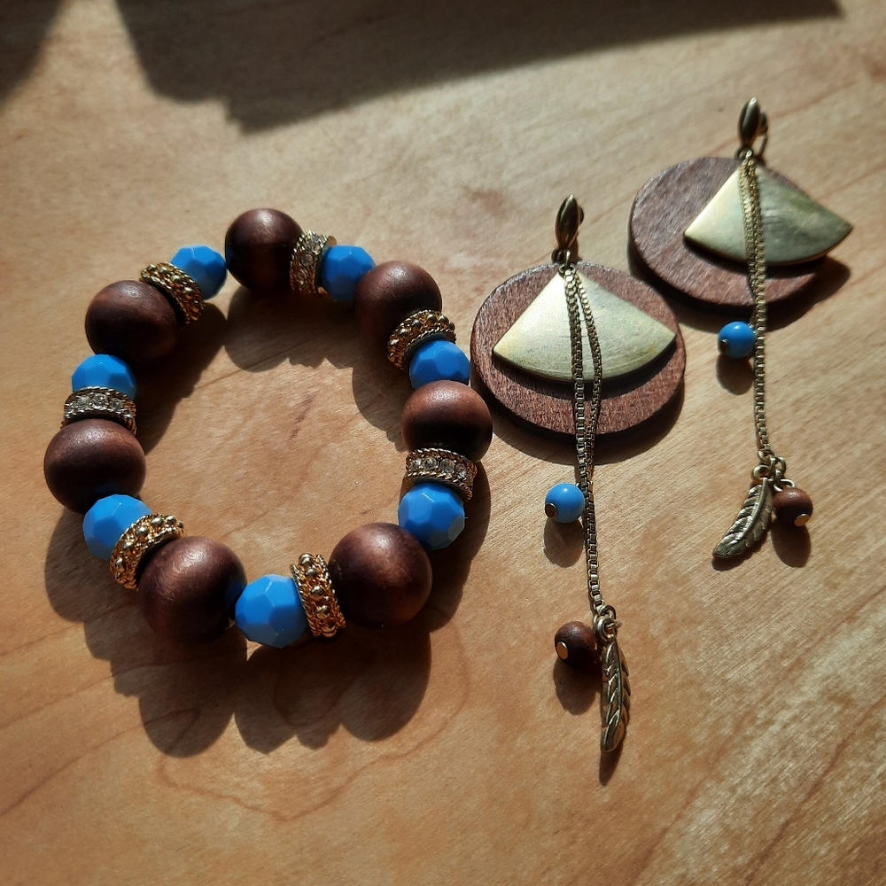 Pretty wood and beaded jewelry set